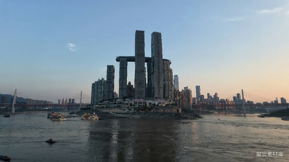 高清摄影  未来主义的城市天际线，高楼大厦环绕在水边。