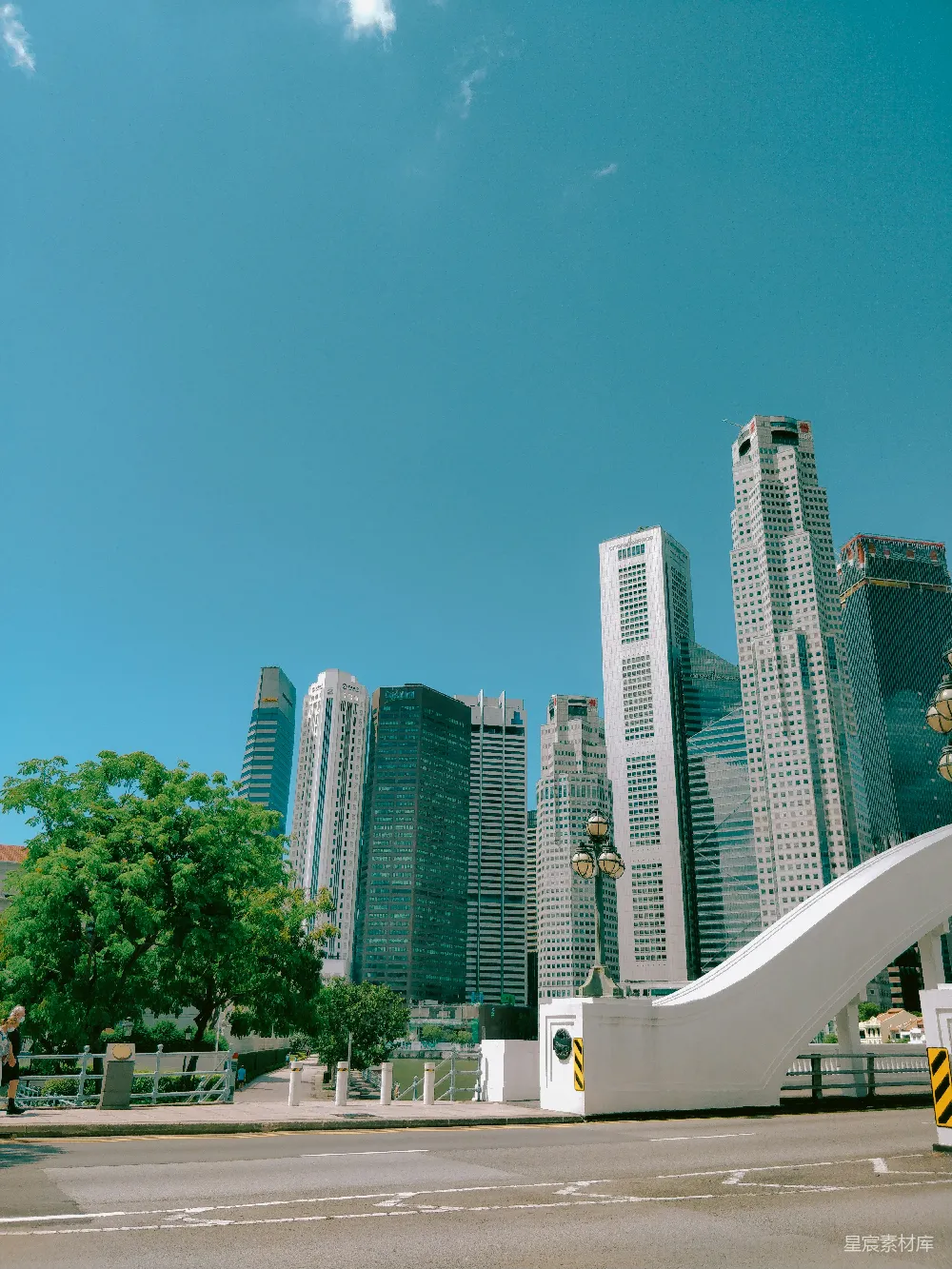 高清摄影  一个滑板运动员在空中做了一个特技。