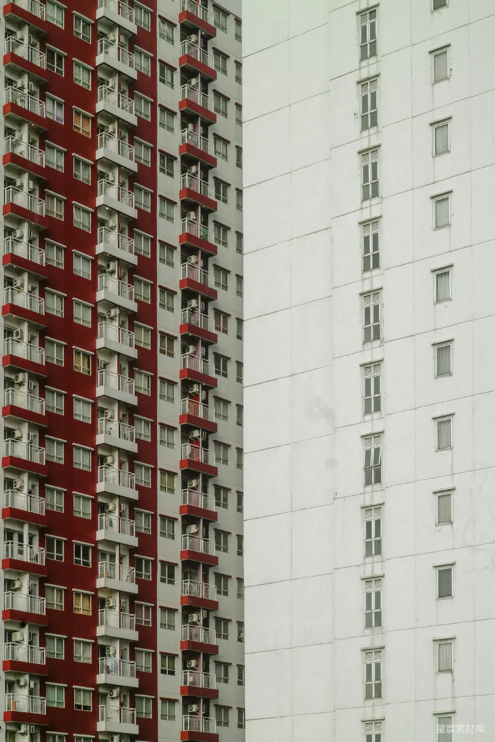两座楼重复的阳台和窗户的公寓建筑。