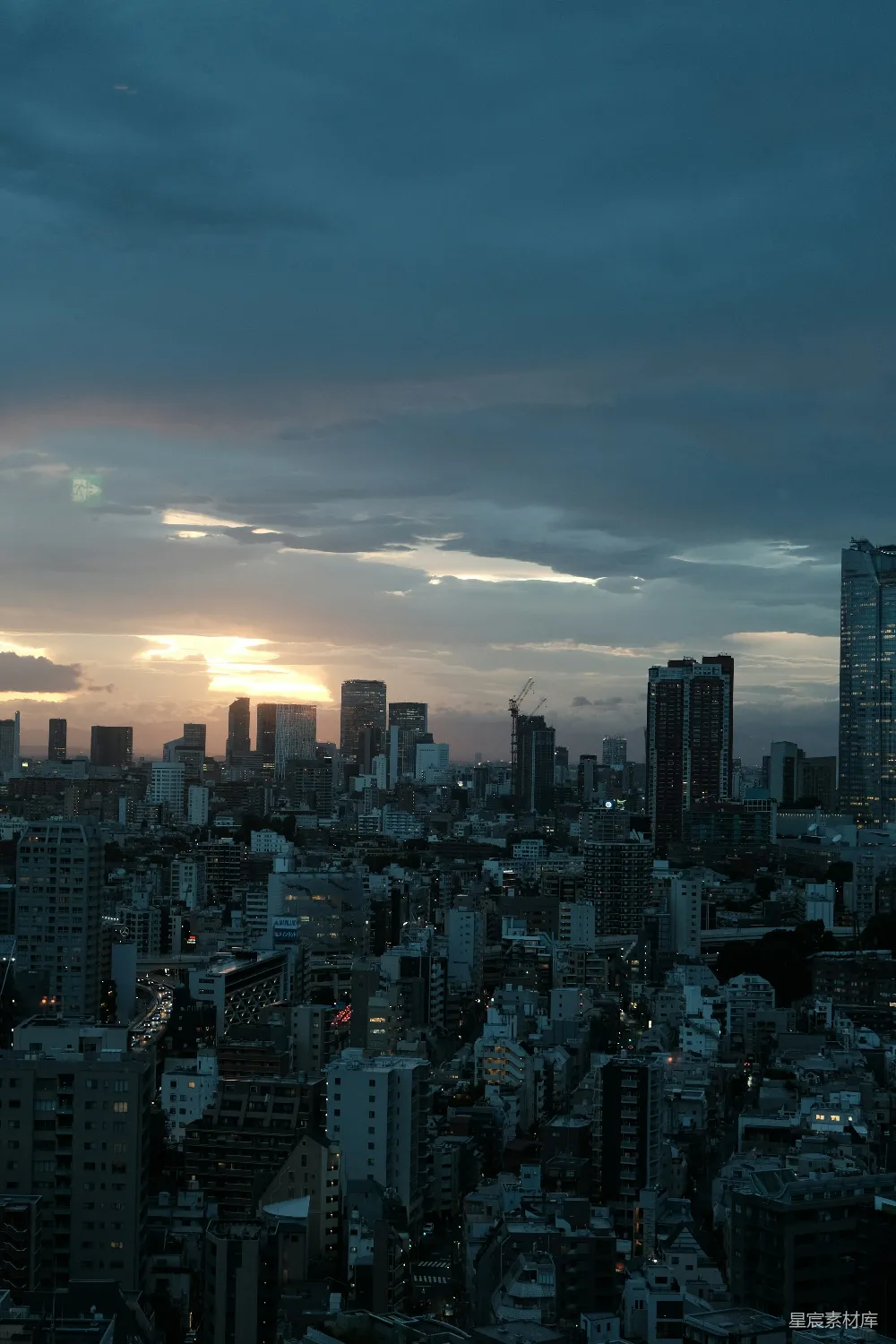高清摄影  夕阳西下时，从一座高楼俯瞰城市景色。