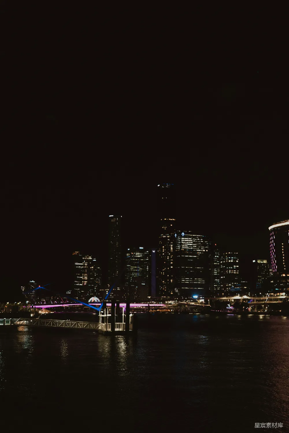高清摄影  城市夜景灯火辉煌，倒映在水面上。