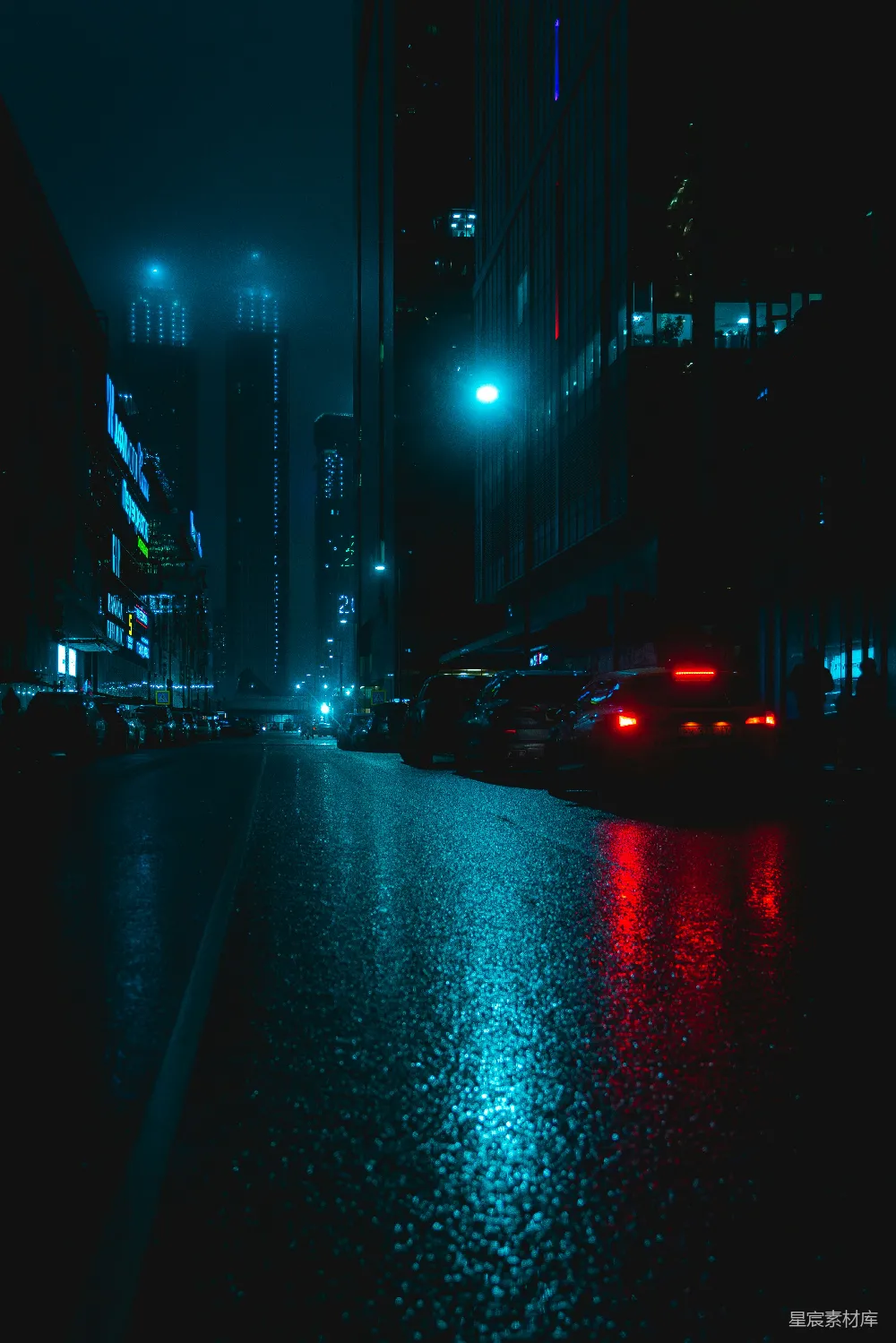 高清摄影  夜晚的一条城市街道，路边停着汽车。