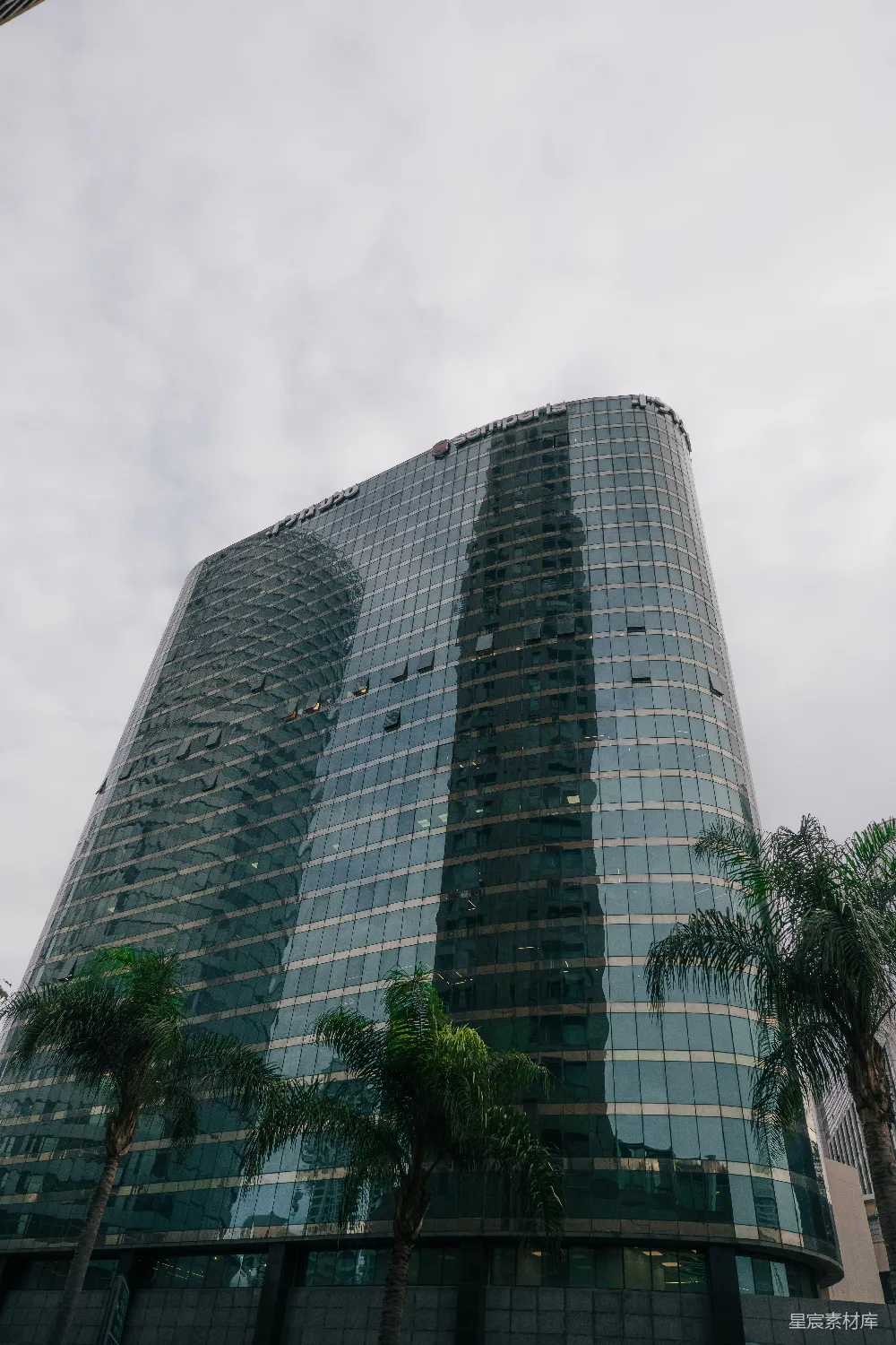前面有一座带树木的高大建筑物。
