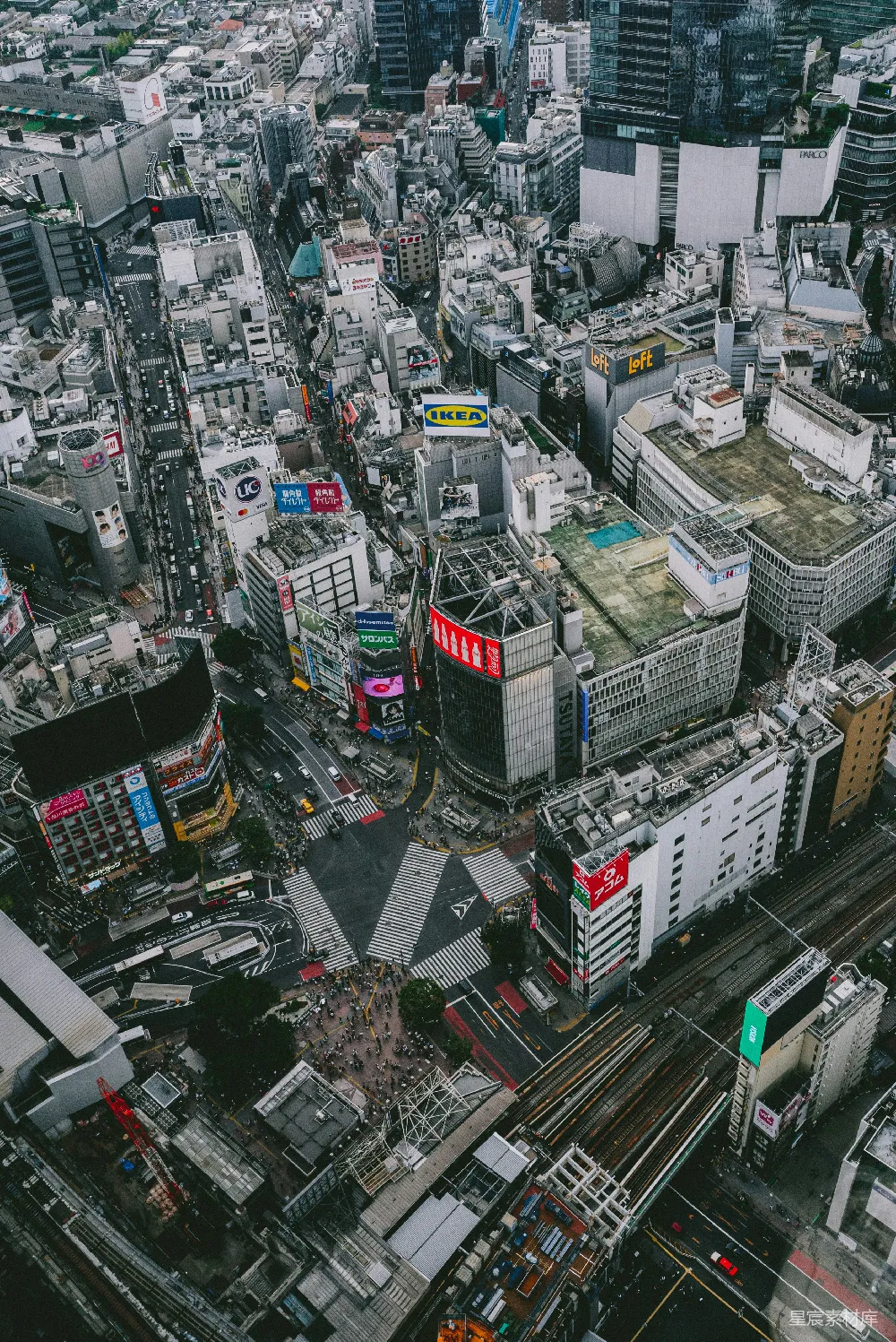 高清摄影  一座城市鸟瞰图，有许多高大建筑物。