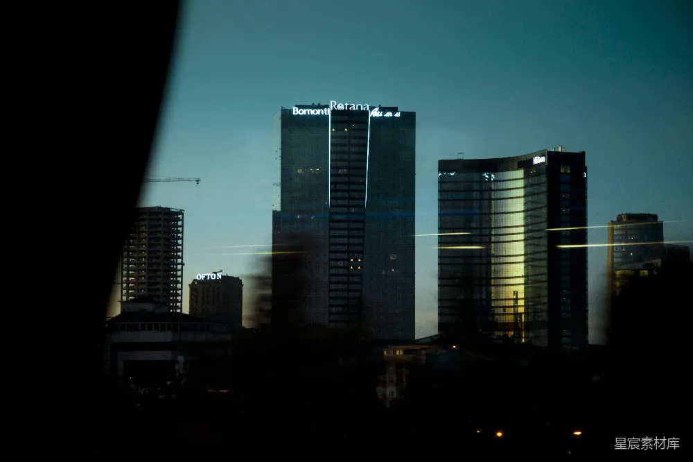 高清摄影  夜晚的高大建筑物远景