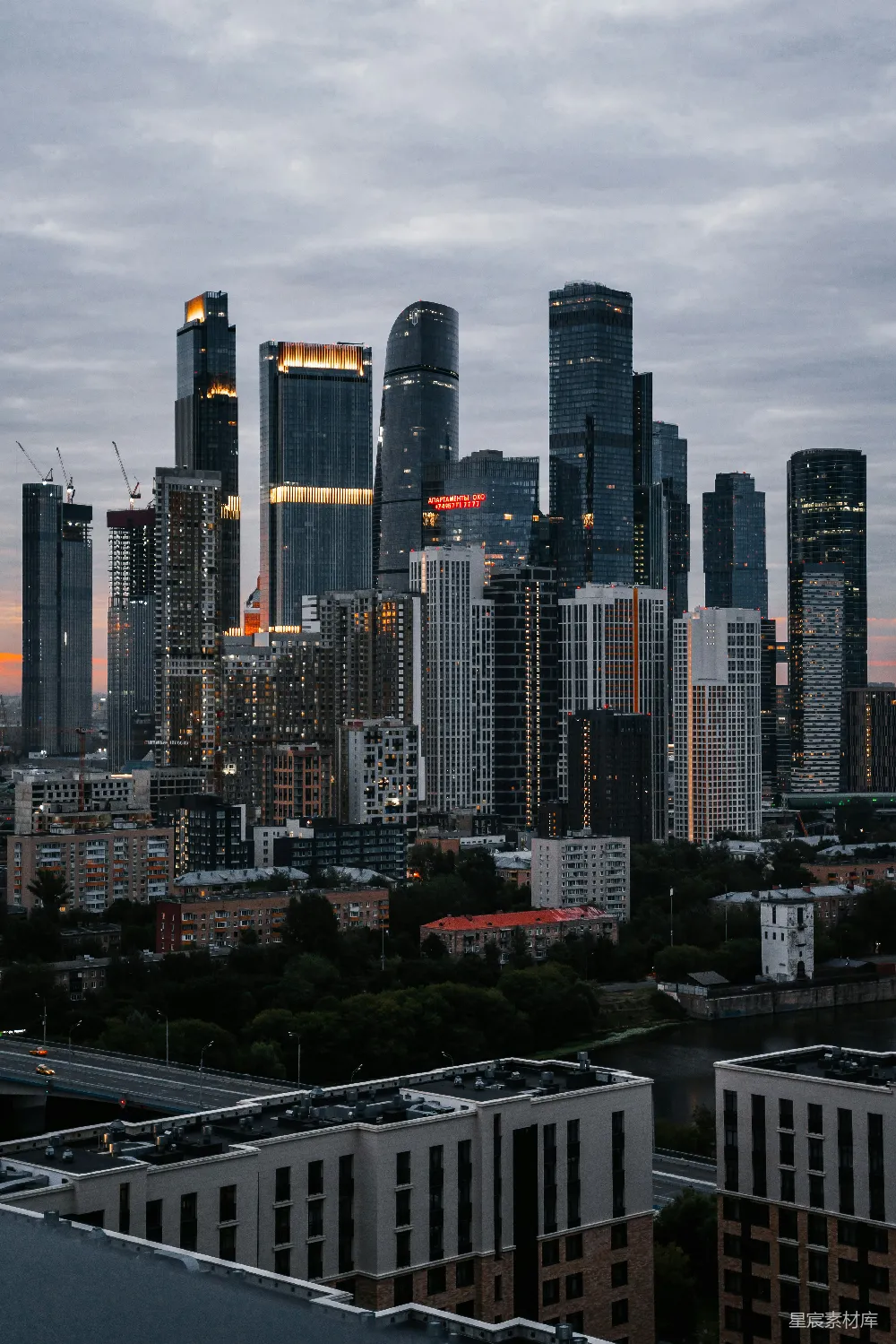 高清摄影  黄昏时分的城市天际线景色