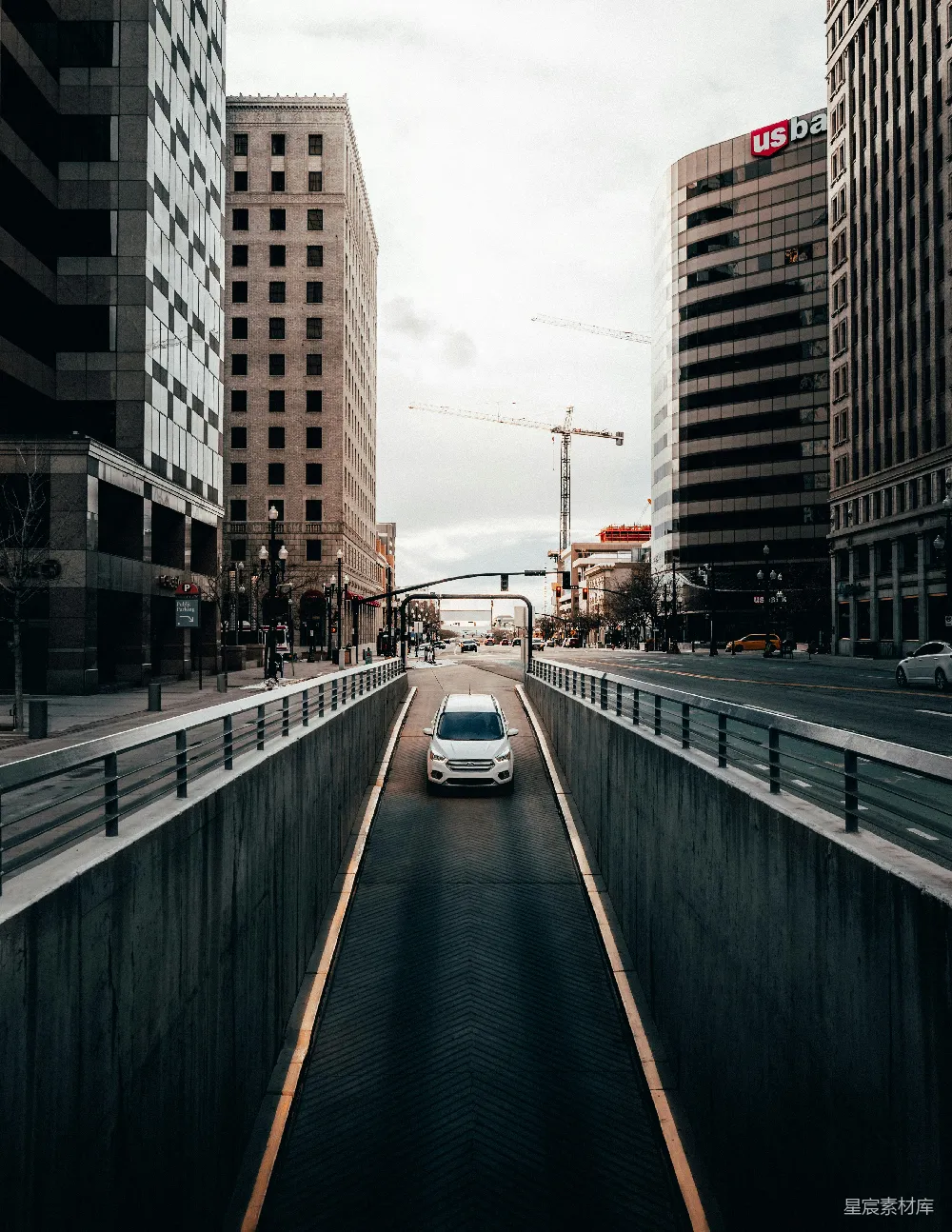 高清摄影  白天建筑物之间的道路上行驶的汽车