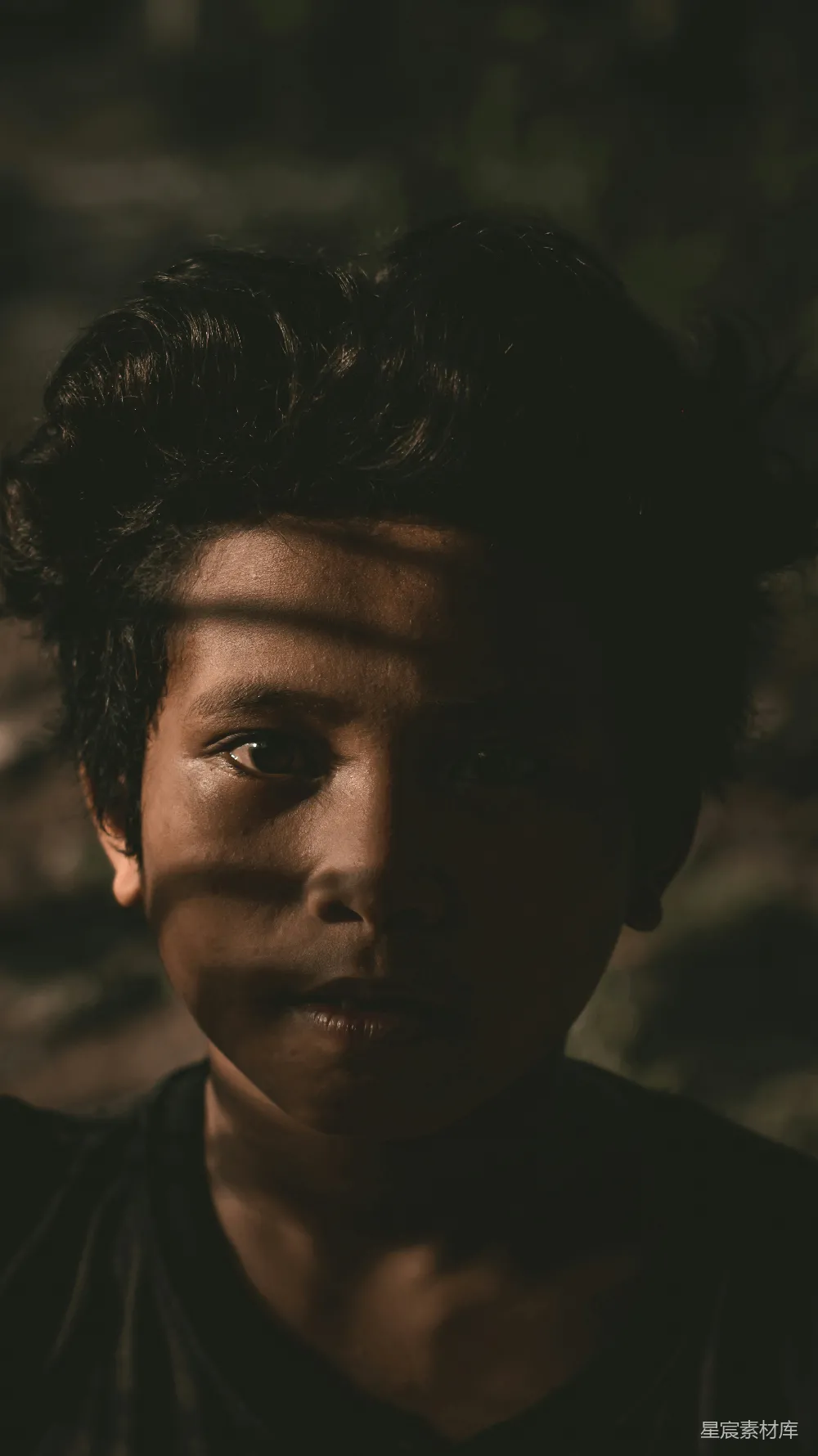 一个黑发的男人