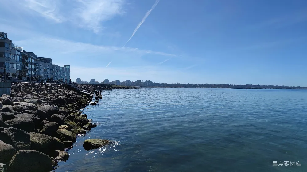 高清摄影 一片靠近岩石海岸的大水面