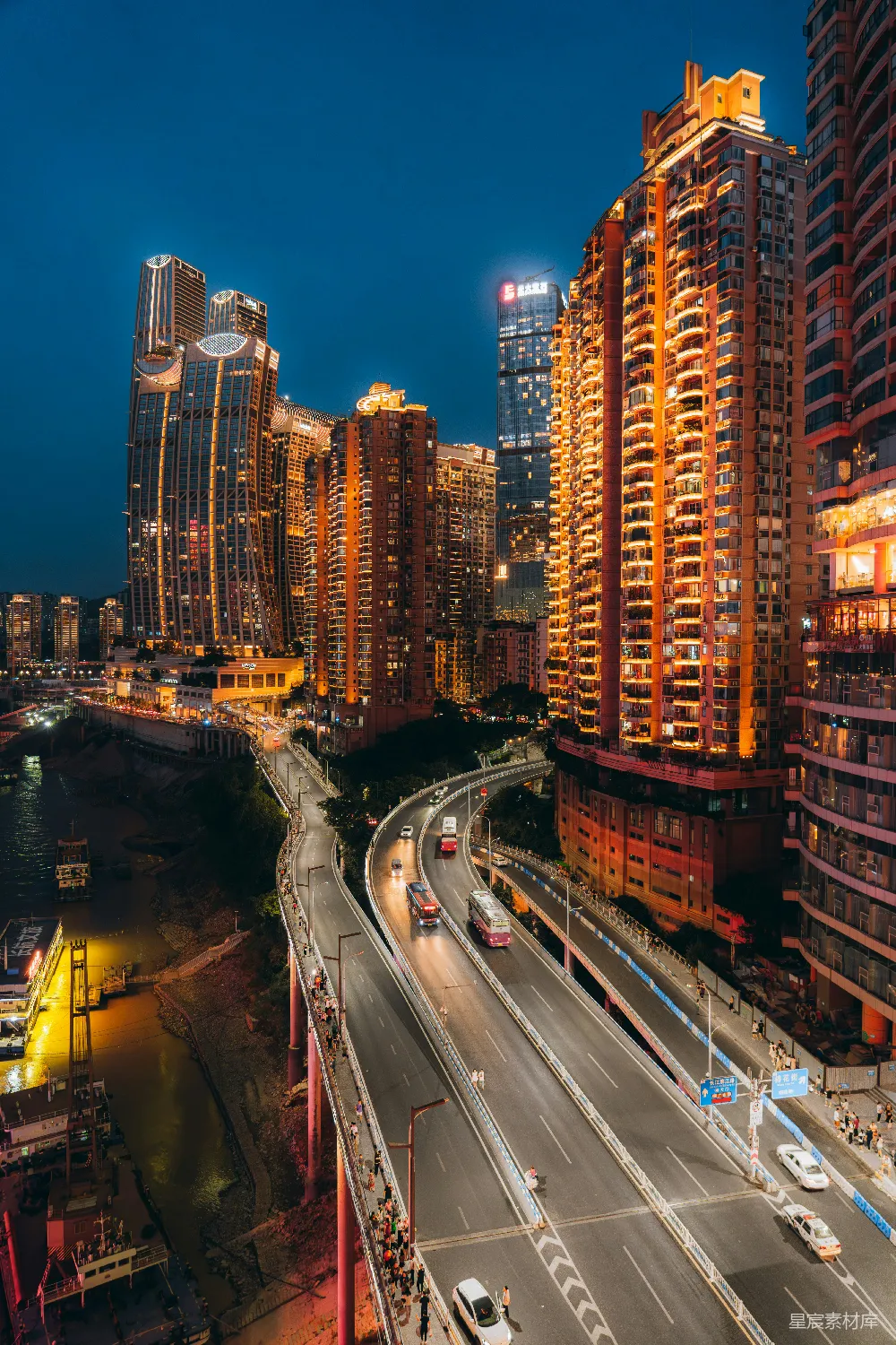 高清摄影  夜晚从桥上俯瞰城市的景象