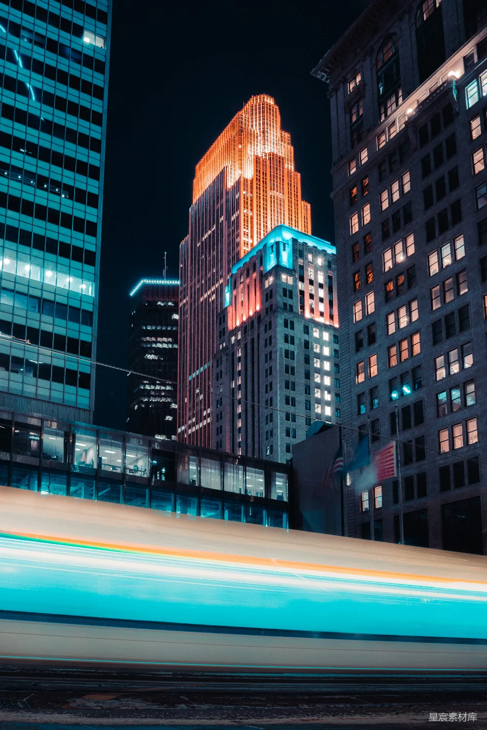 在城市夜晚长时间曝光的火车照片 @nalty_photography 在 Instagram 上