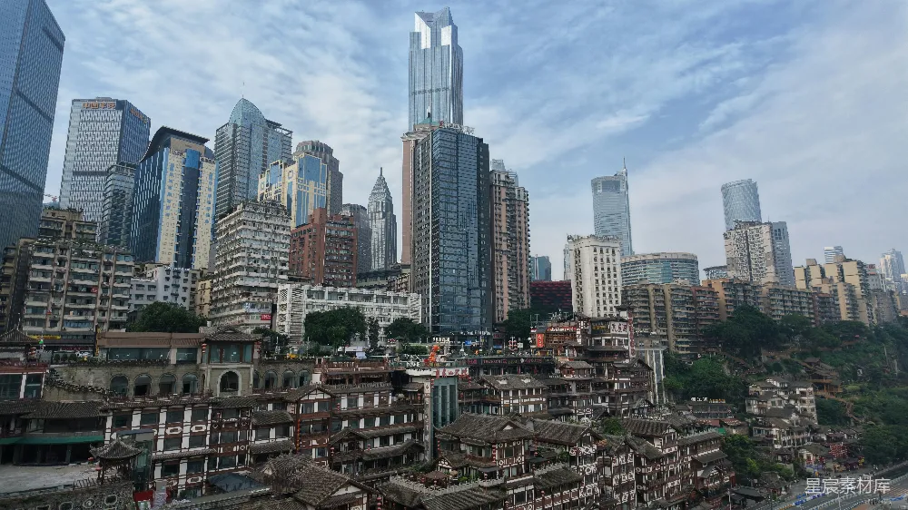 高清摄影  现代摩天大楼高耸在繁忙城市的传统建筑之上。