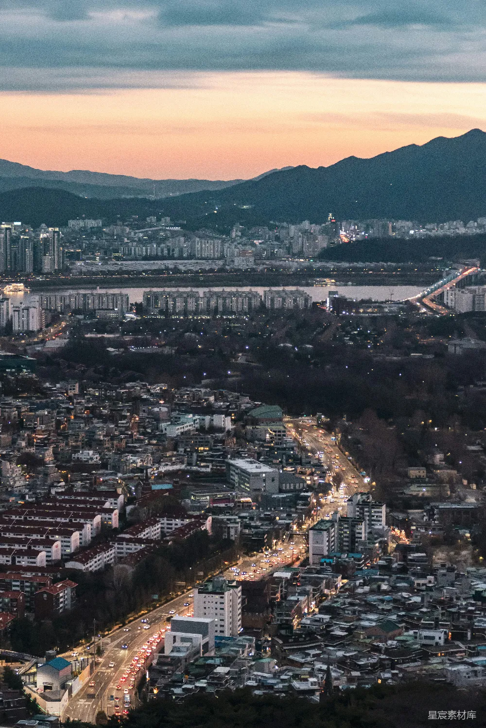 高清摄影  城市鸟瞰图，背景中有山脉
