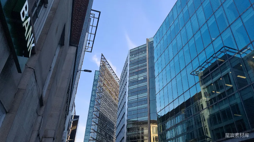 高清摄影  一排高大的建筑物并排坐落在一起。