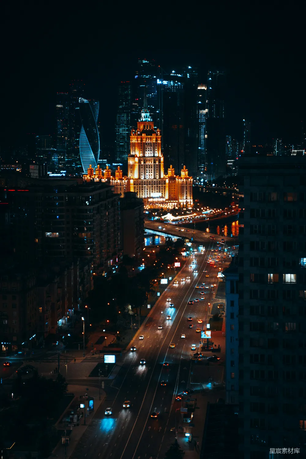 高清摄影  夜晚灯火辉煌的城市，车流不息。