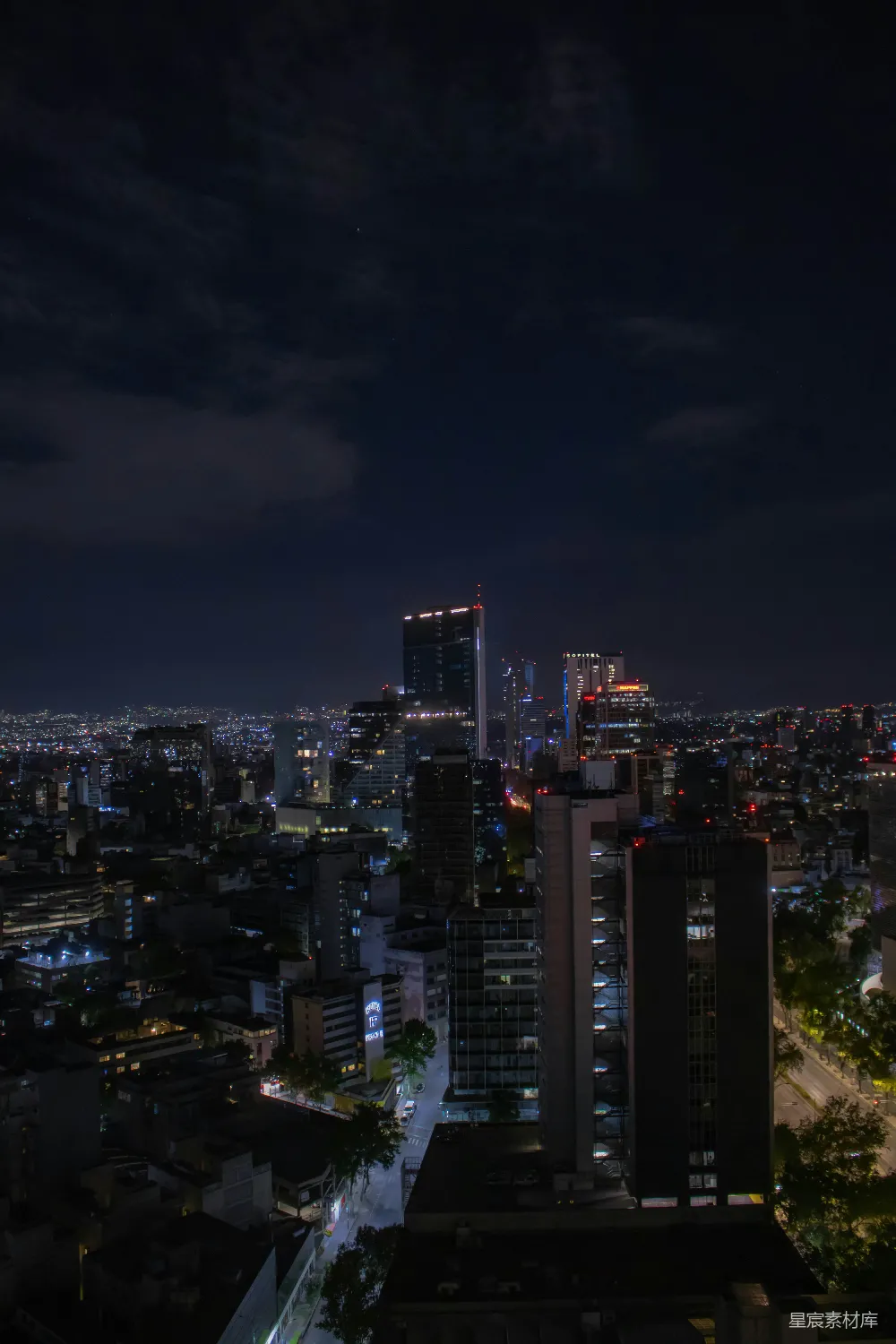 高清摄影  一个城市夜晚的景象，有高楼大厦。