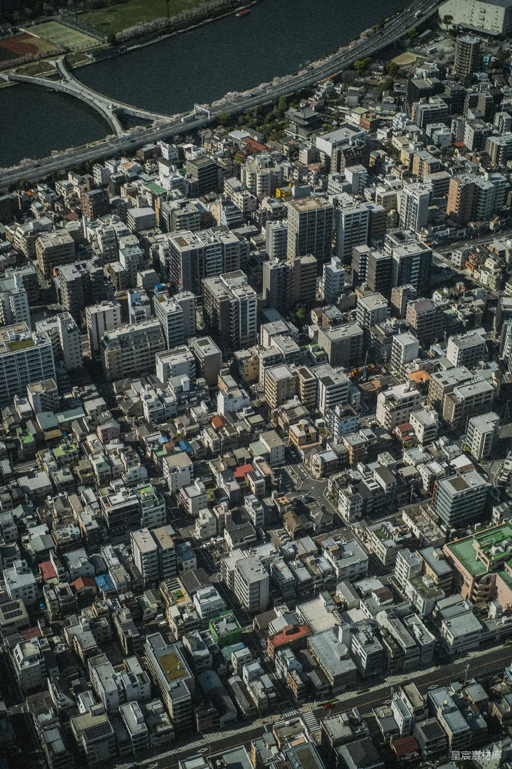 高清摄影  密集的城市景观，有建筑物和桥梁。