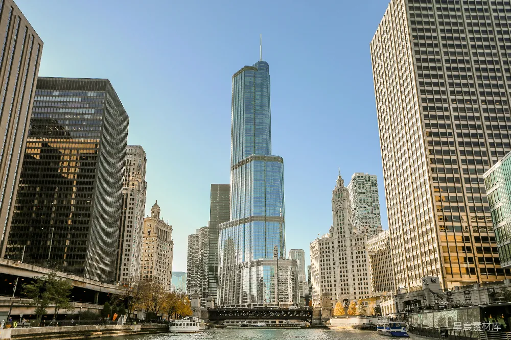 高清摄影 壁纸 一条河流穿过城市，两旁是高楼大厦。