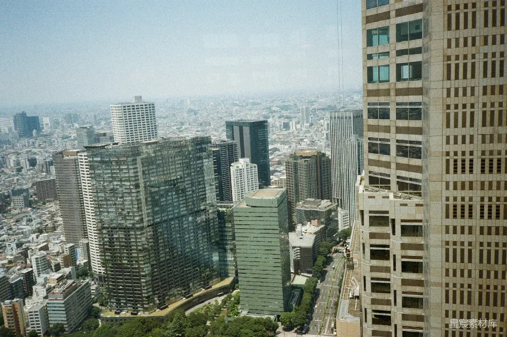 高清摄影 电影 从一座建筑物的顶部俯瞰城市景色。