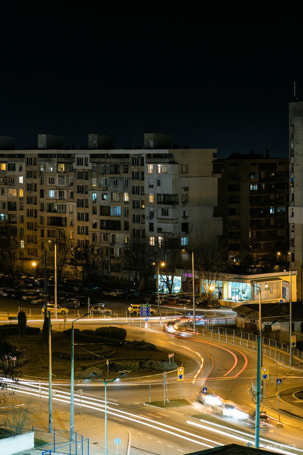 高清摄影  夜晚高楼附近道路上汽车的延时摄影