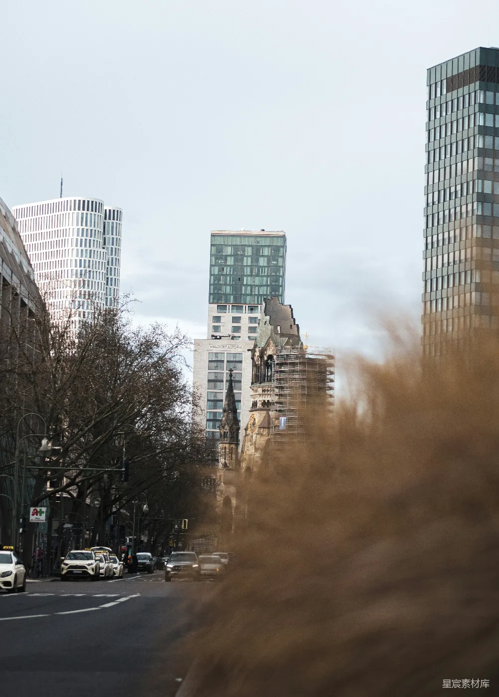 高清摄影  一条城市街道，背景是高楼大厦。