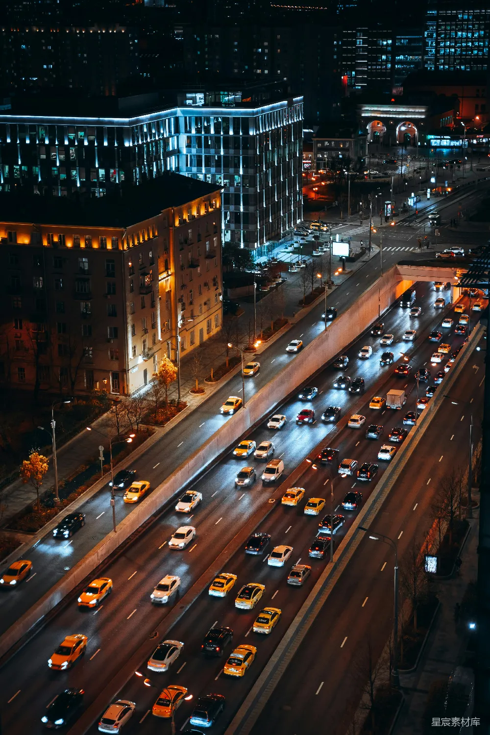 高清摄影  一条繁忙的城市街道，夜晚车流不息。