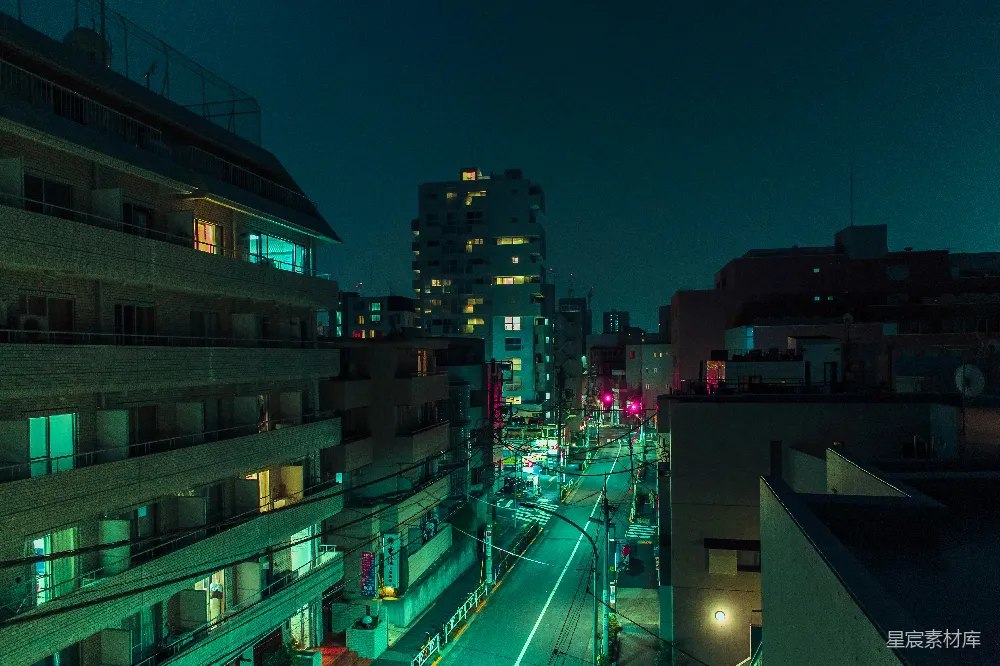 高清摄影  夜间拍摄建筑物之间的道路航拍照片