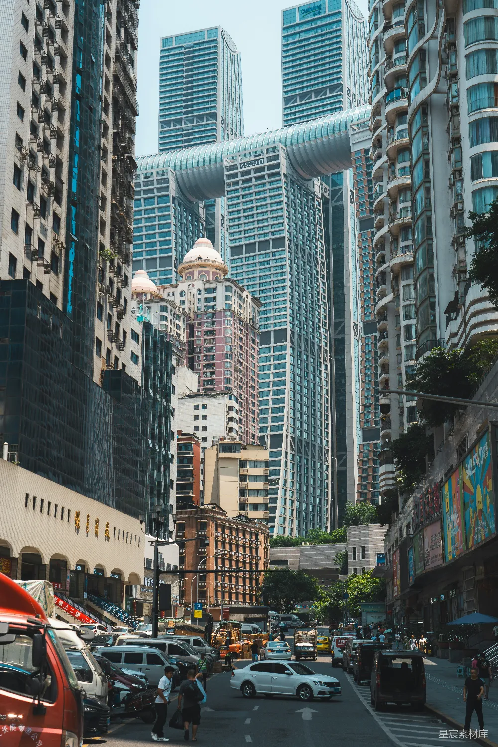 高清摄影  一条繁华的城市街道，两旁有很多高楼大厦。