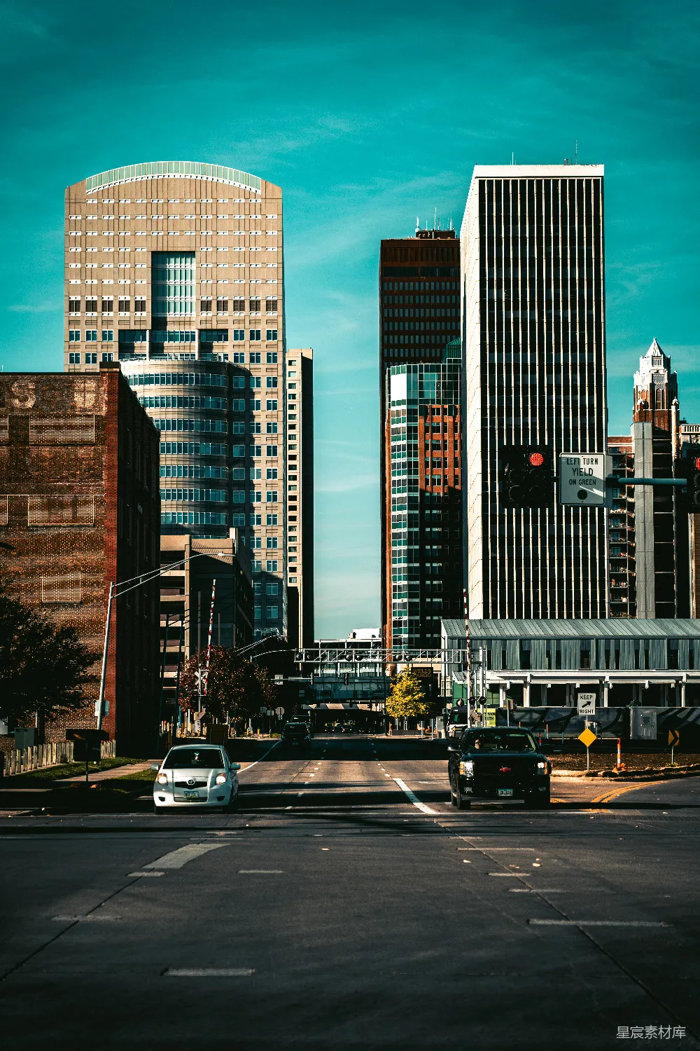 高清摄影  一条城市街道的景色，两旁是高楼大厦。