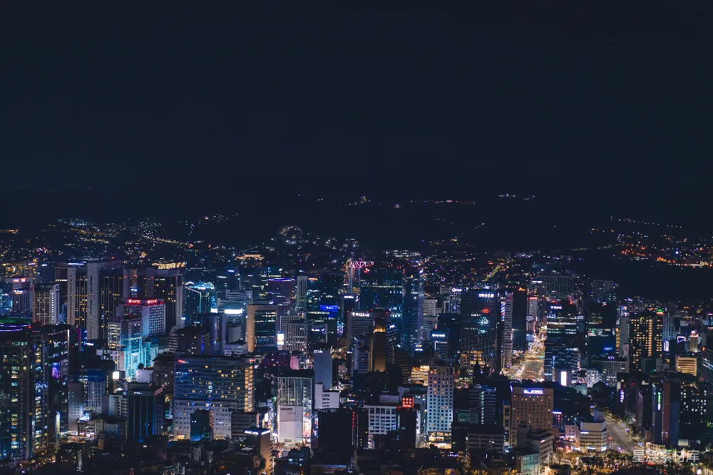 高清摄影  夜晚的城市全景，有许多高楼大厦。