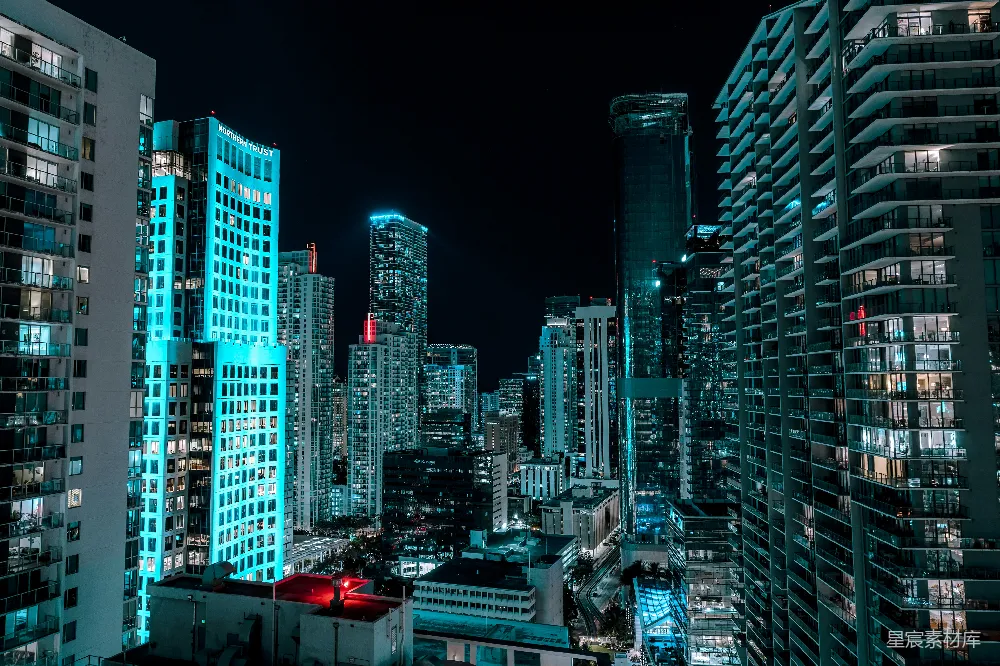 高清摄影  从一栋高楼的顶部俯瞰夜间的城市景色。