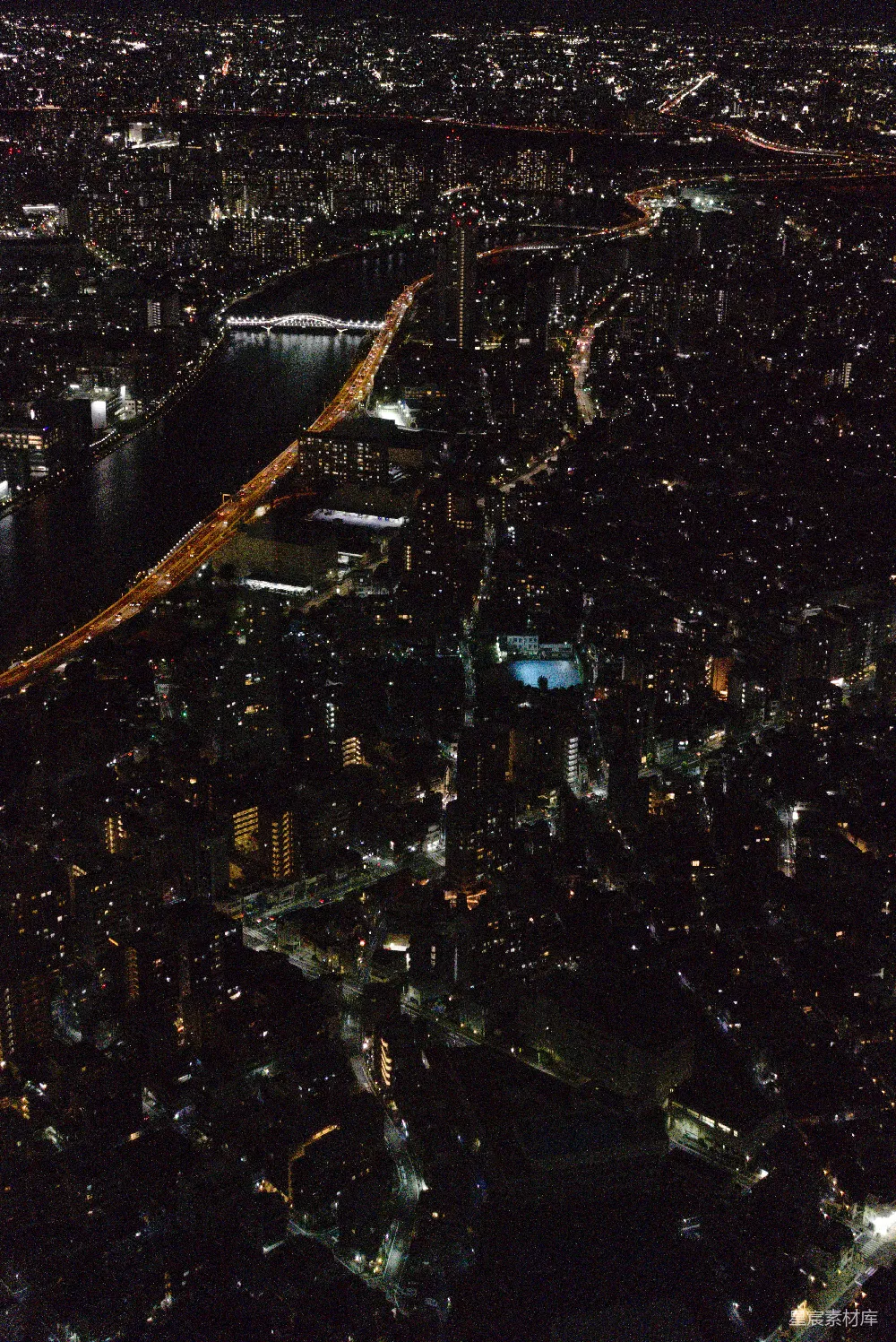高清摄影  夜晚城市全景，灯光闪烁。