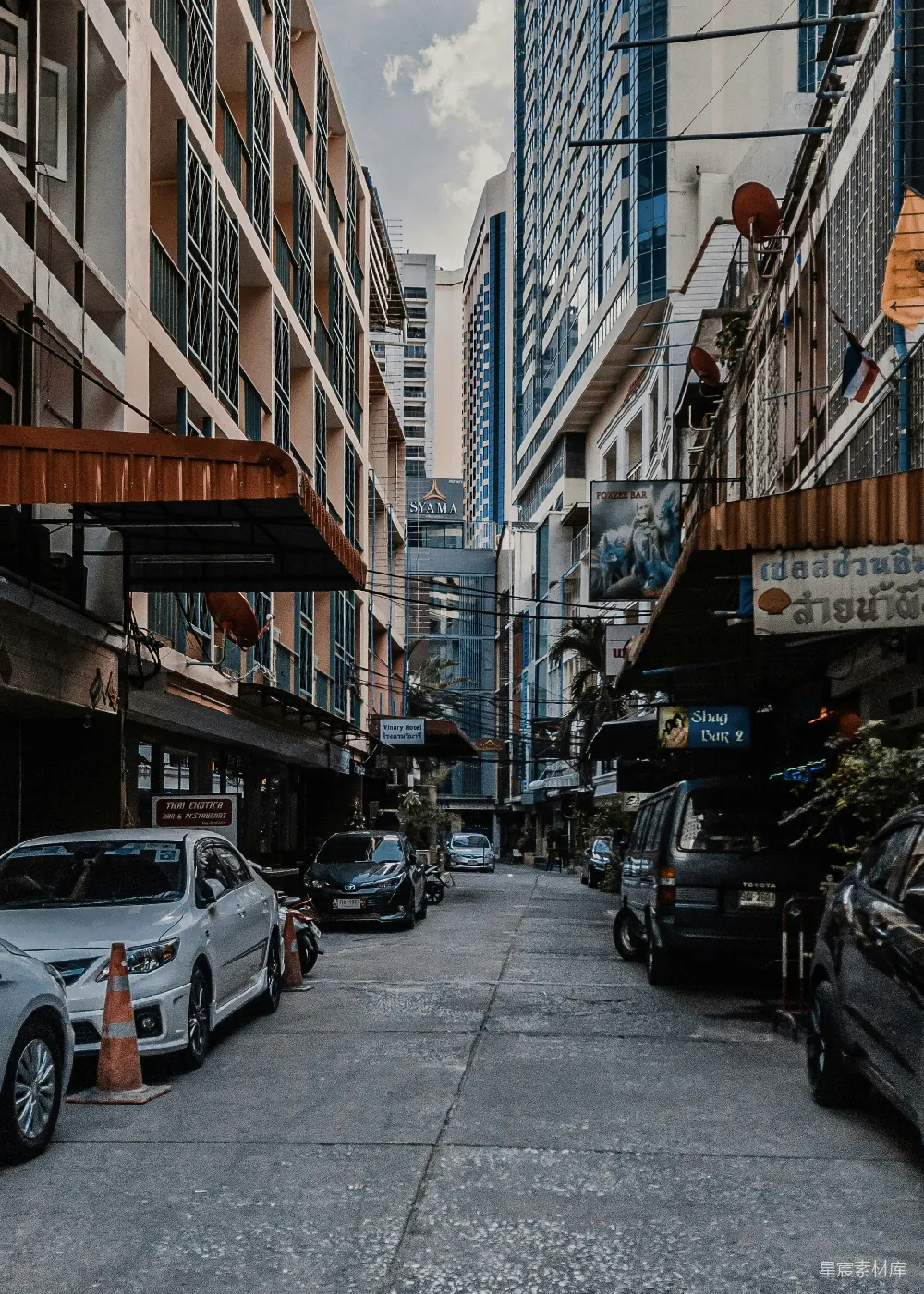 高清摄影  人行道上的停放车辆