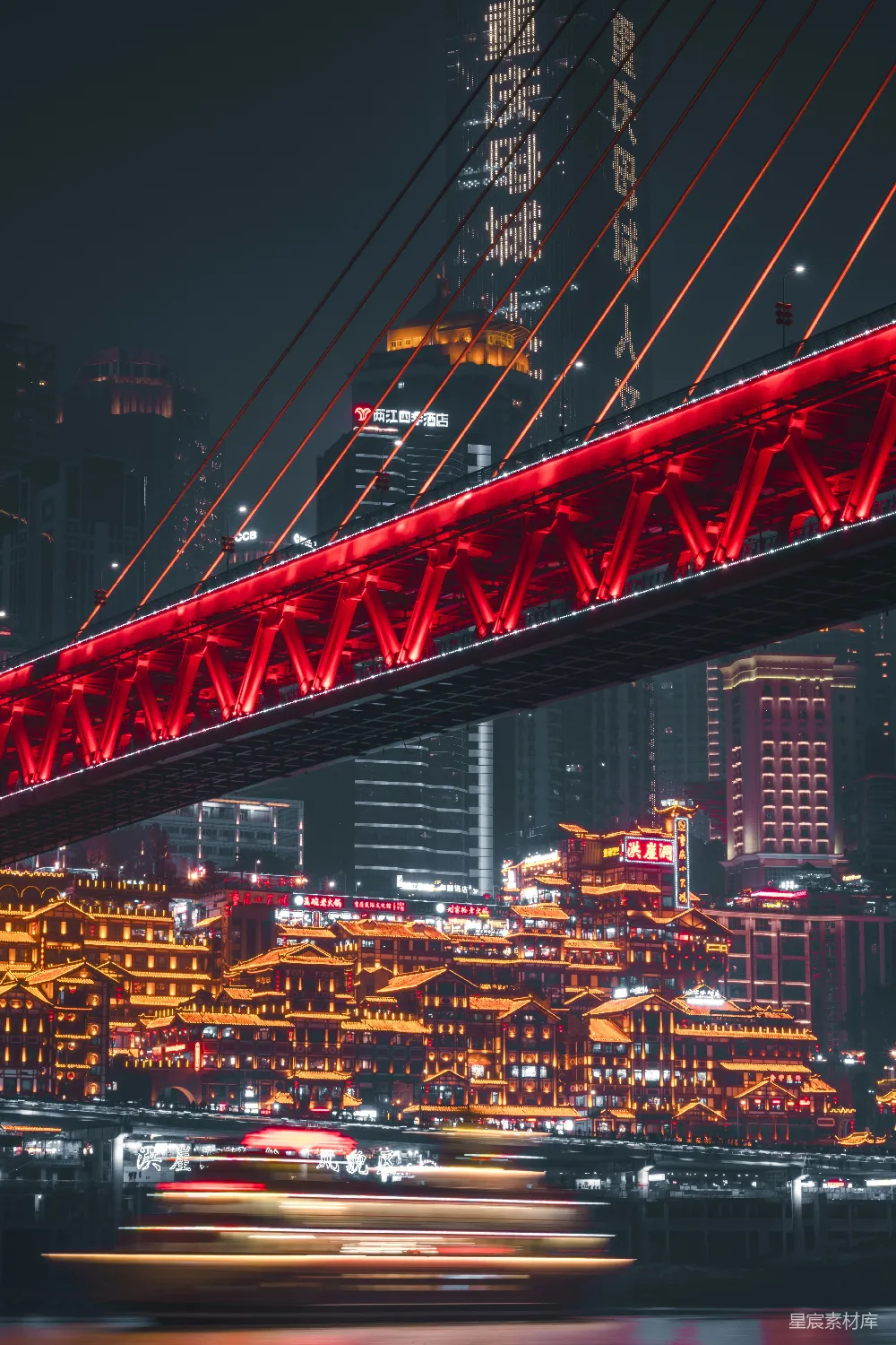 高清摄影 旅行 壁纸 一座红色的桥横跨河流，背景中有个城市。