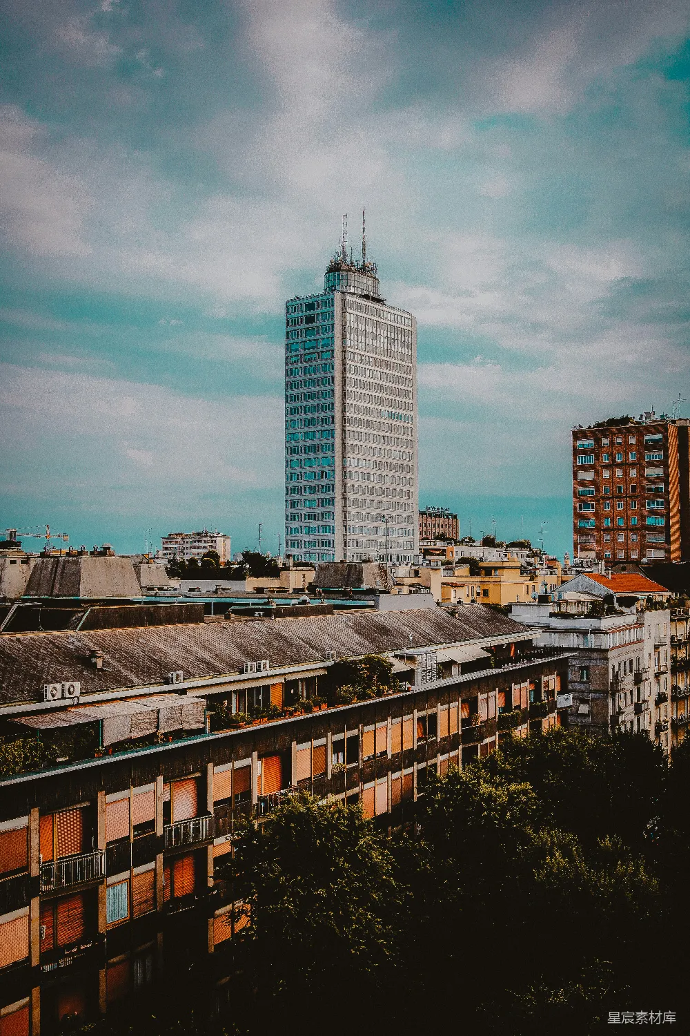 高清摄影  灰色混凝土建筑在房屋旁边