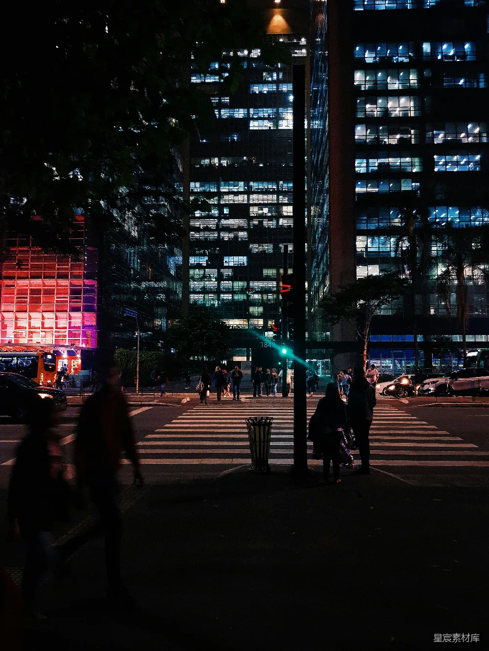 高清摄影  夜晚的城市街道上，人们在过马路。