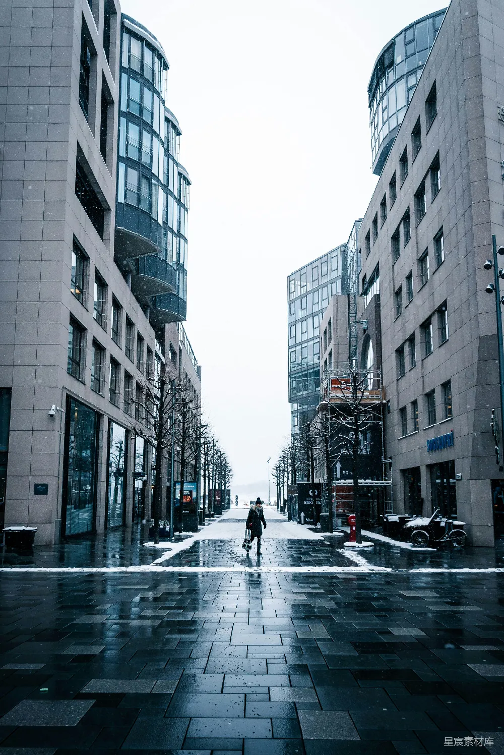 高清摄影  身穿黑色外套的人在白天走在街上。