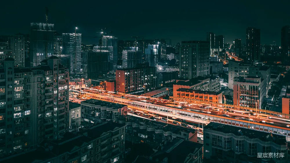 高清摄影 壁纸 夜晚的城市里，火车在轨道上