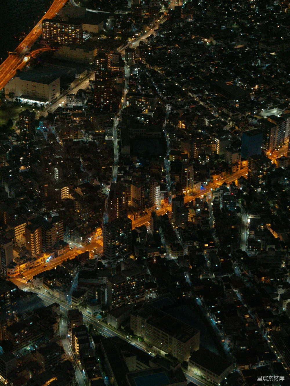 高清摄影  夜晚城市的空中俯瞰图，闪烁着灯火。