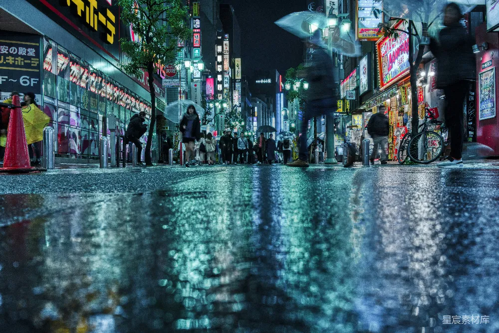 高清摄影  人们在夜间走在街上