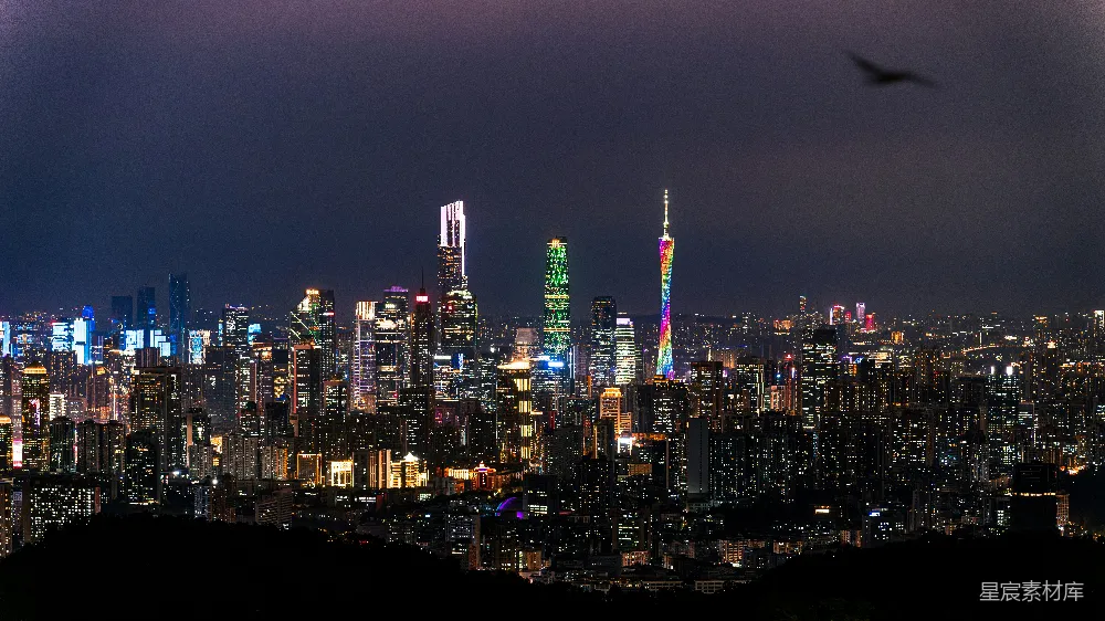 高清摄影  城市夜景中的灯光璀璨摩天大楼。