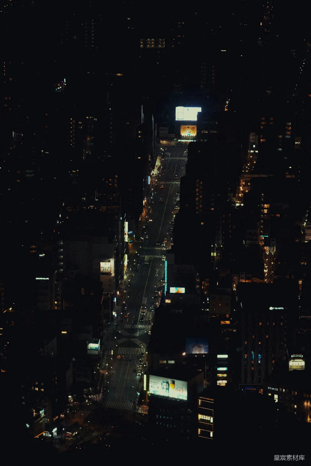 高清摄影  夜晚的城市街道空中俯瞰图。