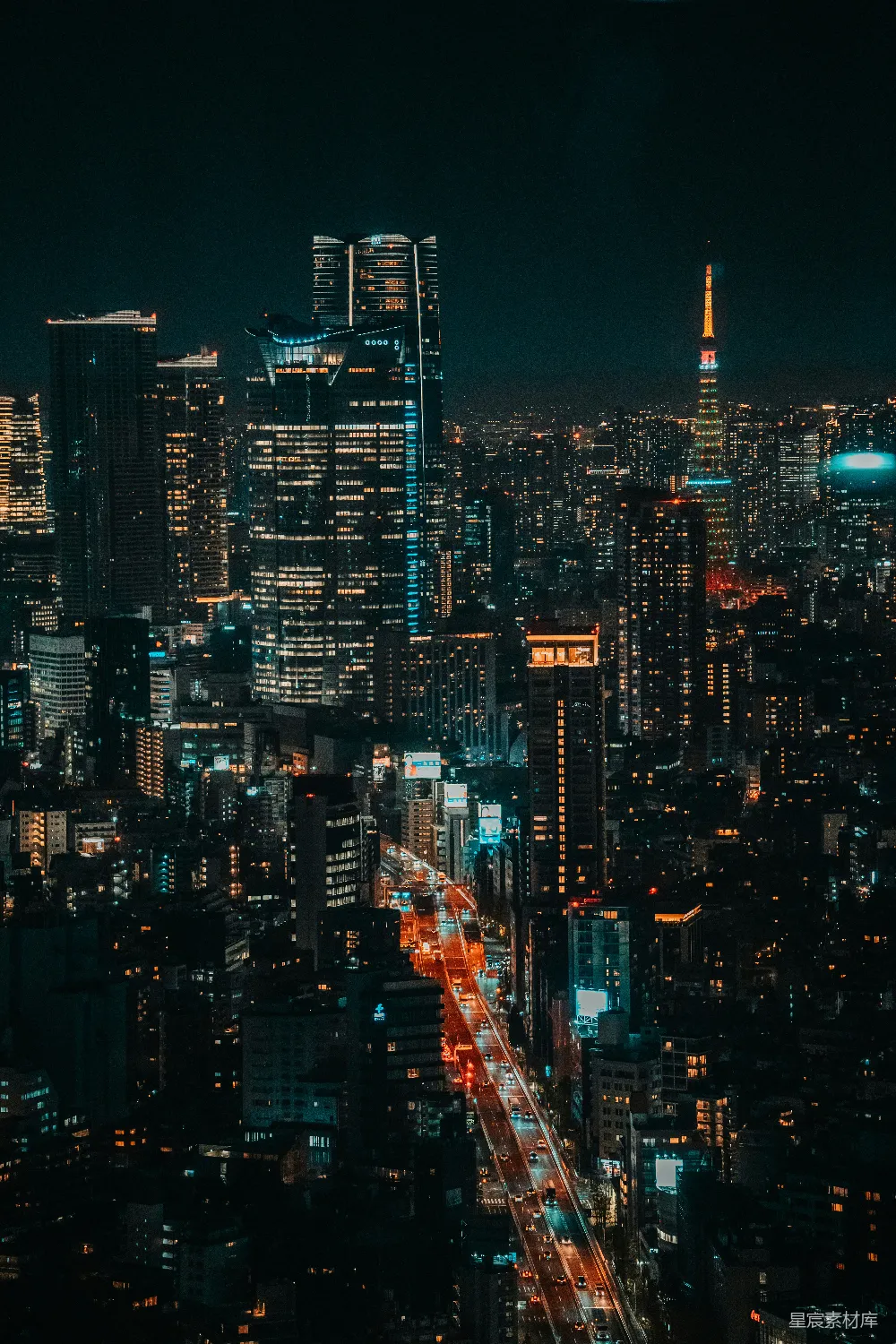 高清摄影  夜晚繁华的城市天际线，灯火辉煌的摩天大楼