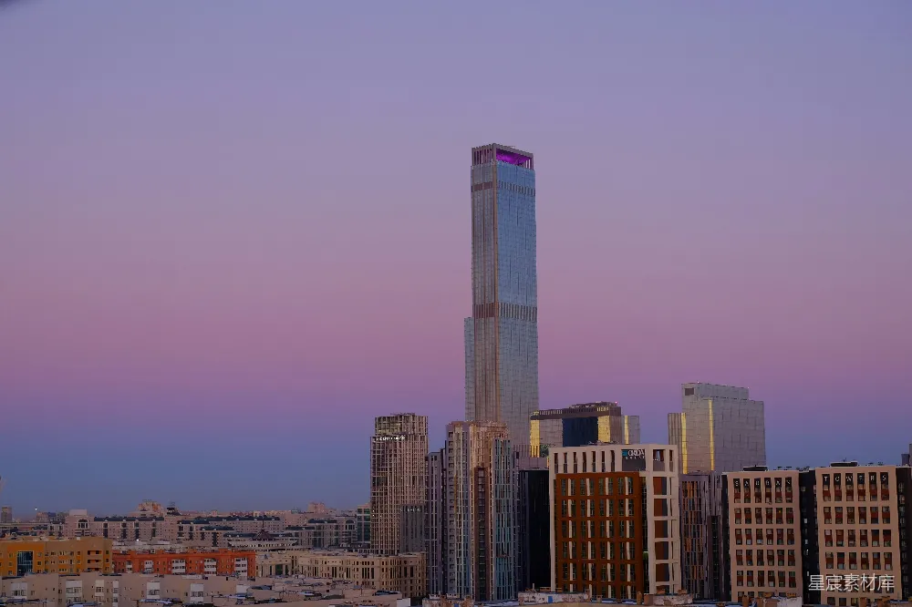 高清摄影  一座非常高的建筑物高耸在城市之上。