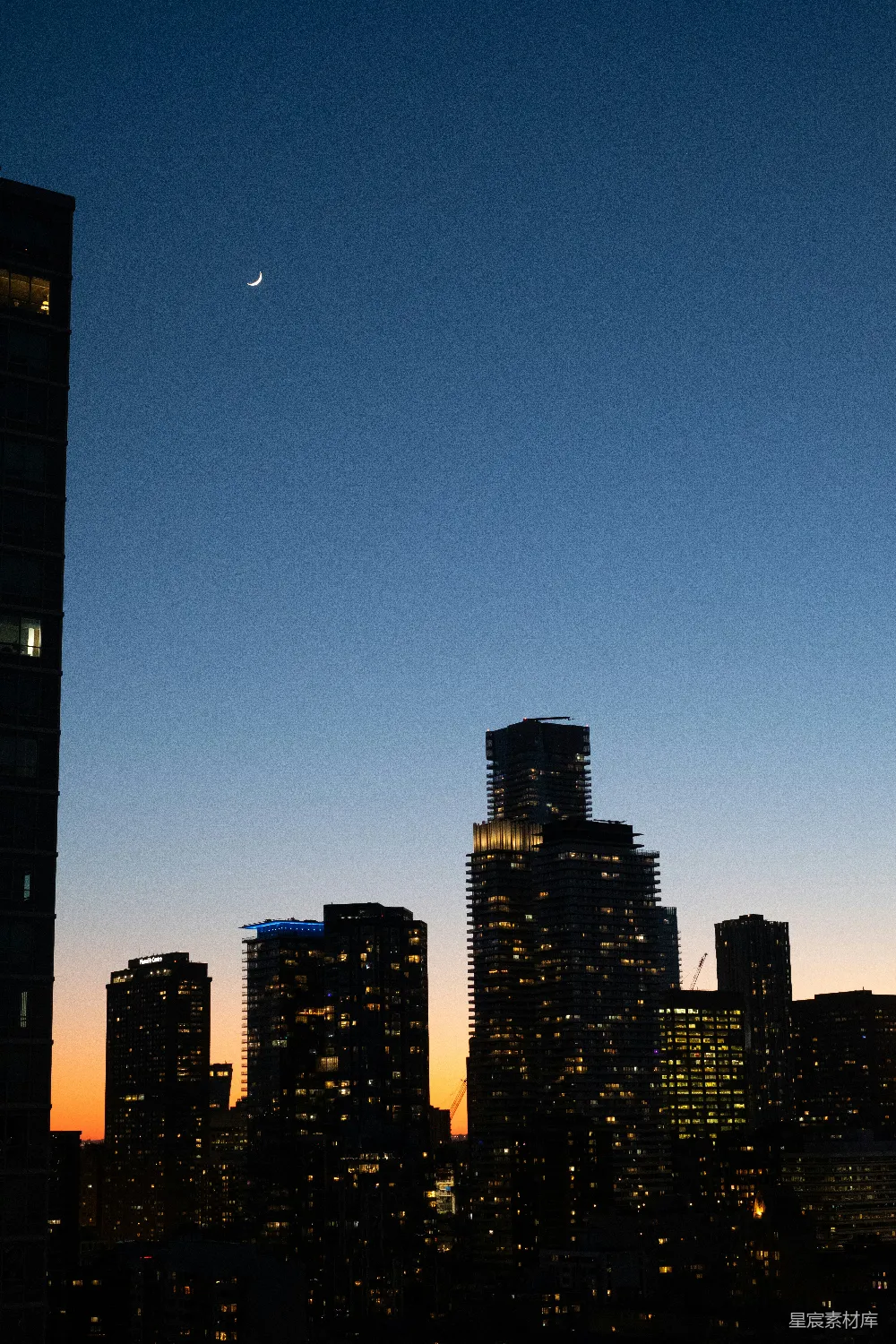 高清摄影  夜空中月亮照耀下的城市景色