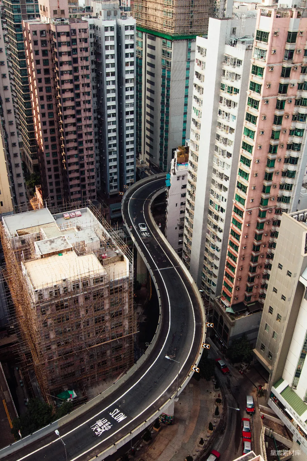 高清摄影 壁纸 旅行 弯曲的高速公路穿过密集的市区建筑物