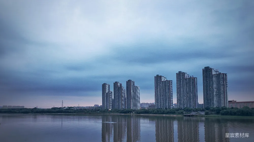 高清摄影  水边的城市天际线