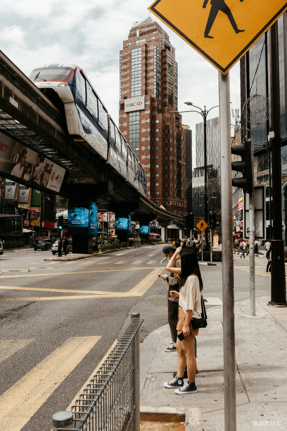 高清摄影 人物 旅行 两个人站在路标旁边。