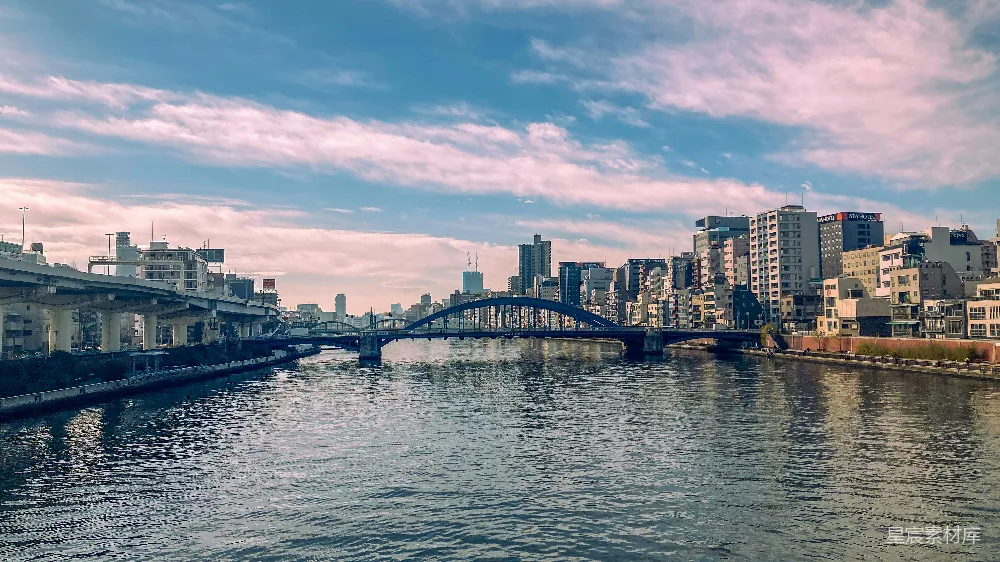 高清摄影  一条河流穿过一座城市的高楼之间