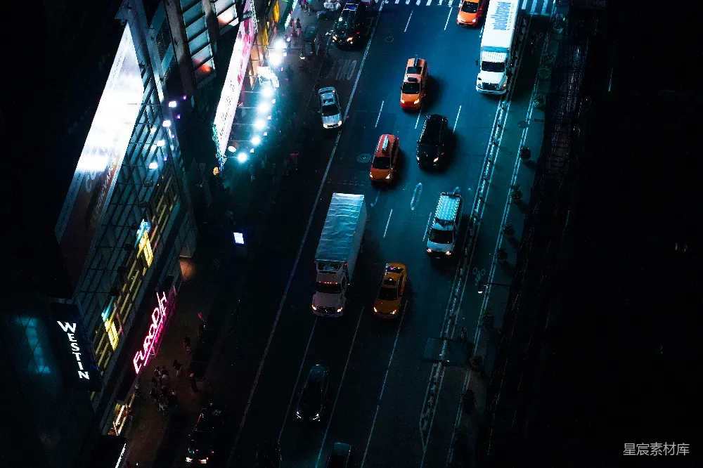 高清摄影  夜间经过建筑物的车辆